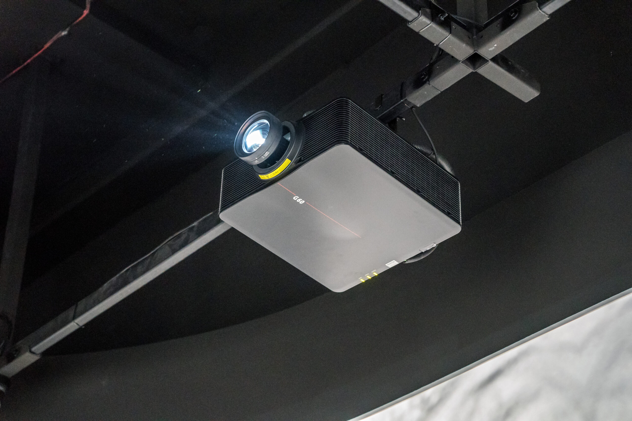 Immersyjna przestrzeń ART BOX EXPERIENCE z projektorami Barco 