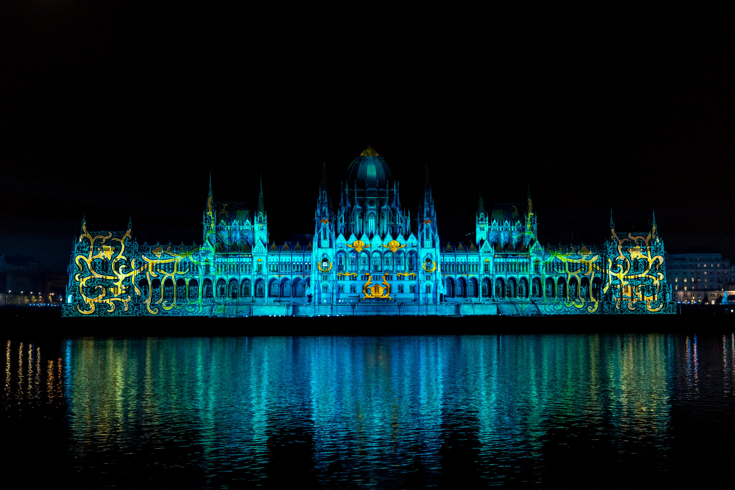 Mapping na budynku Parlamentu w Budapeszcie z projektorami Panasonic