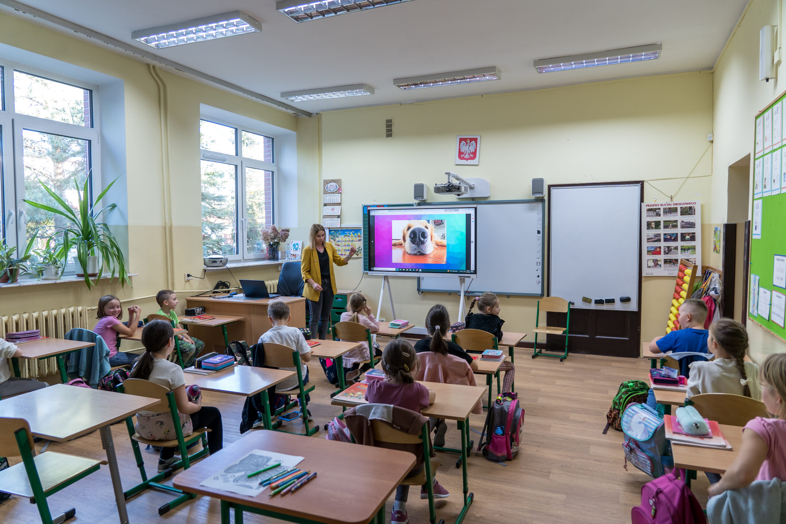 Wielkoformatowe monitory dotykowe Huawei IdeaHub w szkołach w Gminie Ożarów Mazowiecki