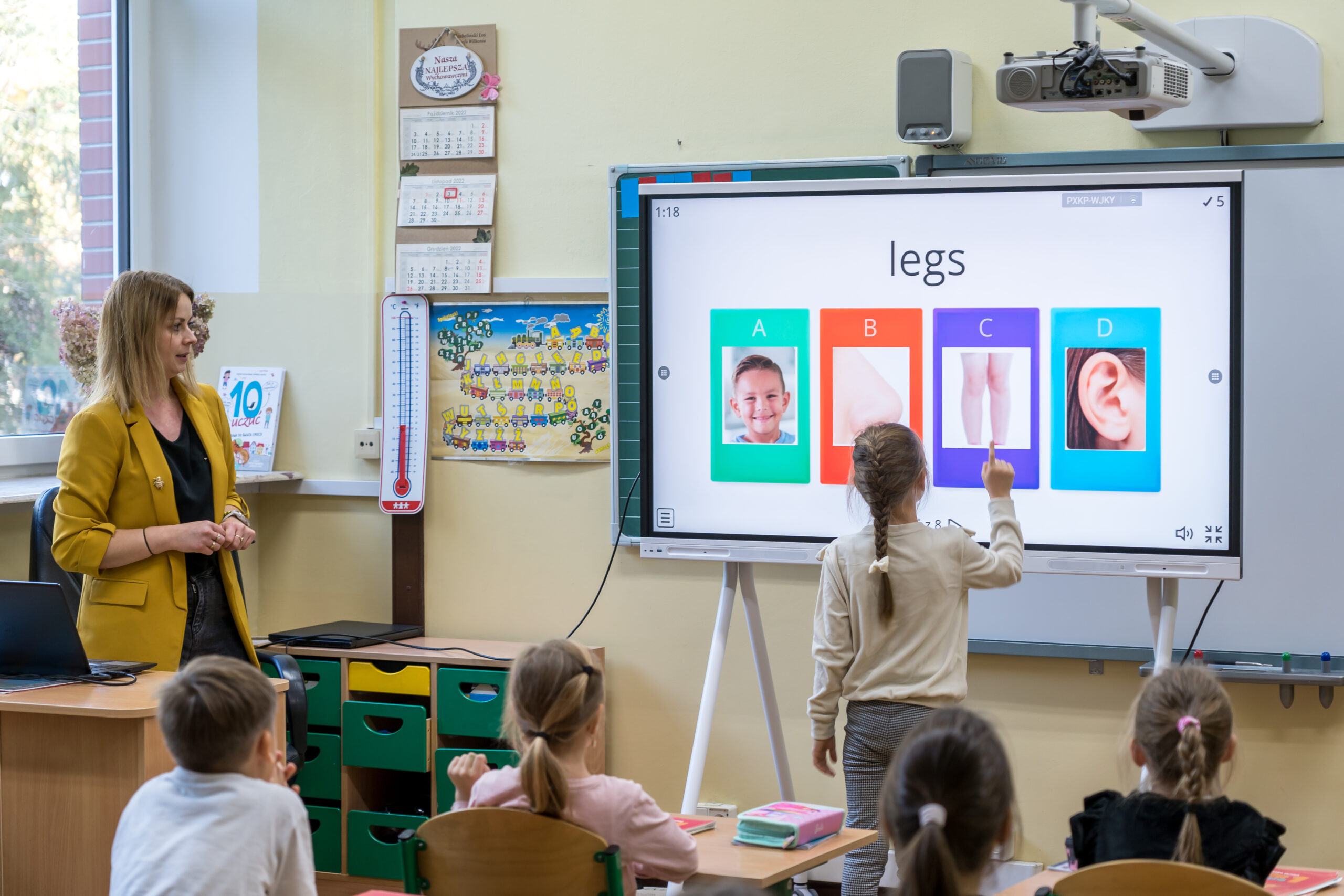 Wielkoformatowe monitory dotykowe Huawei IdeaHub w szkołach w Gminie Ożarów Mazowiecki